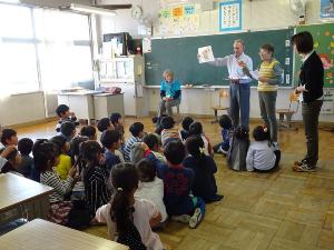 市内小学校訪問の様子の写真